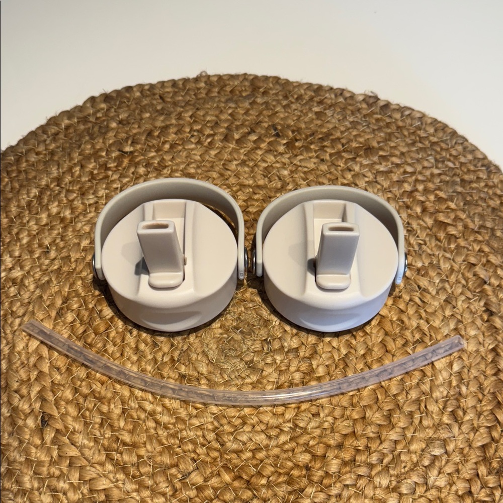 Extra DYLN drinking lids with straw in White EUC